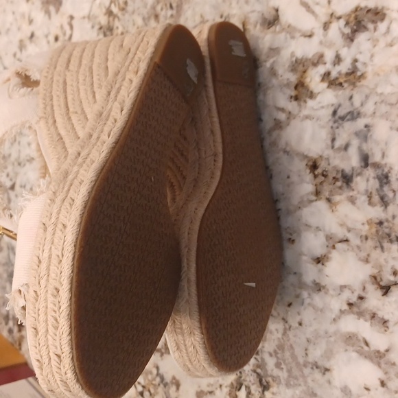 NEW Michael Kors Women's Berkley Wedge Sandals Cream Color Fringed Denim 8 - Picture 14 of 16